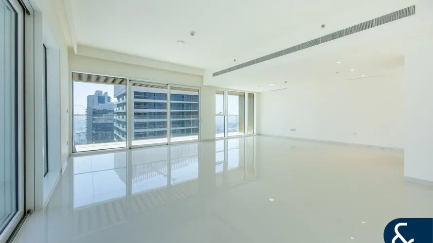 Apartamento de 5 dormitorios en EMAAR Beachfront, UAE No. 2222 № 1