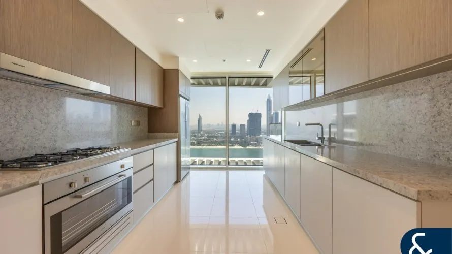 Apartamento de 5 dormitorios en EMAAR Beachfront, UAE No. 2222 № 2