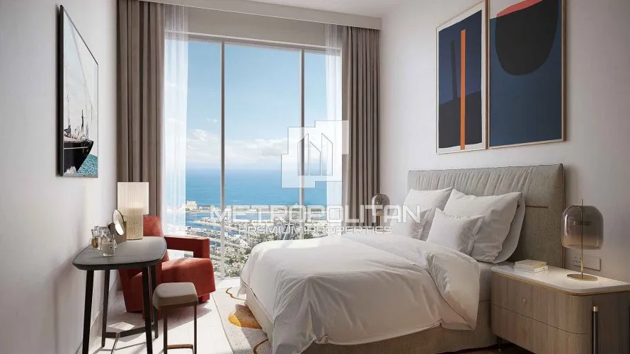 Apartamento de 3 dormitorios en EMAAR Beachfront, UAE No. 3564 № 1