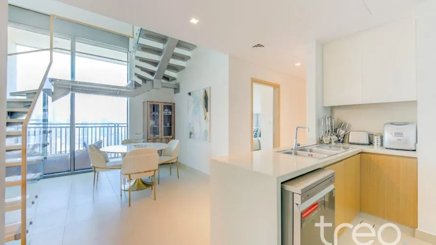 Apartamento de 4 dormitorios en 5242, UAE No. 3793