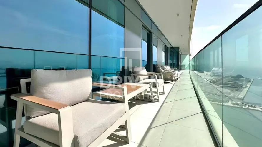 Apartamento de 4 dormitorios en EMAAR Beachfront, UAE No. 5041